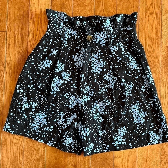 New! Who What Wear Stargate Floral paper at shorts - Picture 1 of 10